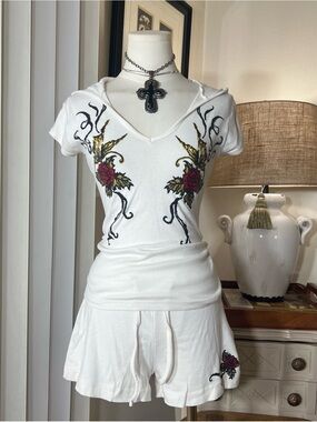 Y2K White V-Neck Hooded Tee Shorts Set with Red Rose Print